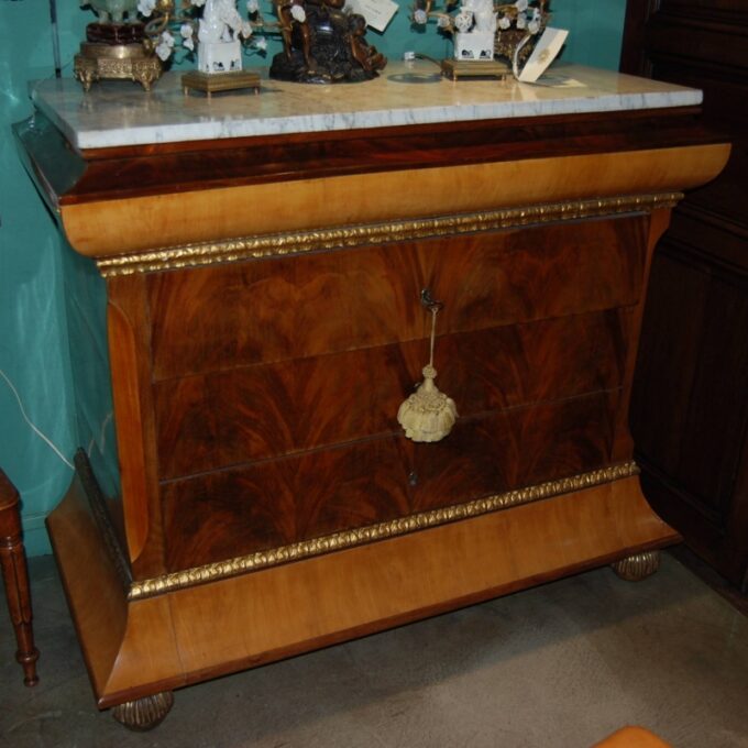 A Beautiful 19th Century Isabella Chest Of Drawers