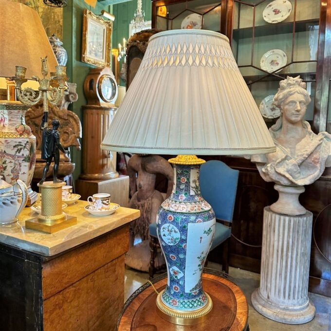 Elegant Chinese Famille Rose Vase and Gilt Bronze Mount, Side Table Lamp antique - Image 2