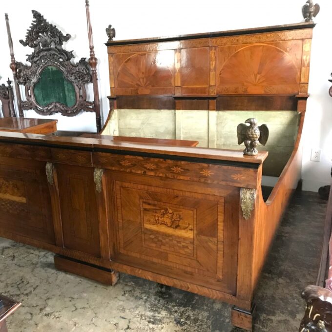 Large and impressive 18th century Venetian bed detailed with cartouches - Image 3