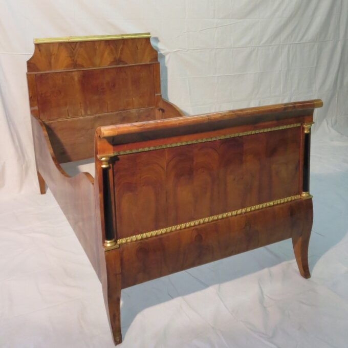 19th Century Biedermeier Directoire style Twin Daybed Walnut & Gilded decoration - Image 2
